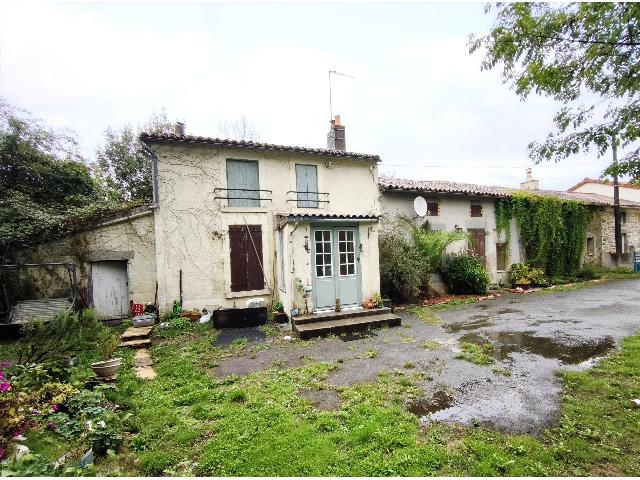 Huis te koop in MONCOUTANT-SUR-SÈVRE 79320 Deux-Sèvres Poitou-Charentes France: Charmante twee-onder-een-kapwoning met schuren, boomgaard en 5000 m² grond. Gelegen in een rustig gehucht, biedt deze twee-onder-een-kapwoning een unieke kans om uw droomverblijf op het platteland te...
