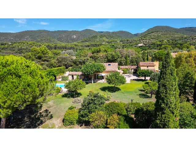 Gîtes/Chambres d'hôtes te koop in VAUGINES 84160 Vaucluse Provence Alpes Côte d'Azur France: Charmante gerenoveerde woning tussen Vaugines en Lourmarin. Ideaal gelegen tussen Lourmarin en Vaugines, met een adembenemend uitzicht op Sainte-Victoire, is deze woning met een woonoppervlakte van ci...