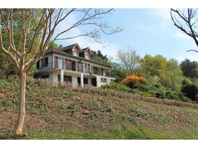 Huis te koop in CHARROUX 86250 Vienne Poitou-Charentes France: Prachtige dorpswoning met uitzicht. Vlakbij een populair dorp met cafés en kleine winkels, staat deze prachtige woning op een zonnige, beschutte locatie met vrij uitzicht.<br />
<br />
De woning is verdeeld ov...