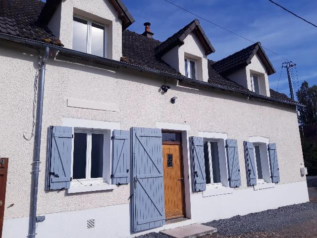 Huis te koop in PARNAC 36170 Indre Centre France: Prachtige, landelijke woning die u gezien moet hebben. Gelegen op het rustige Franse platteland, beschikt deze woning over een hoofdwoning met een aparte gastenruimte, twee schuren en een apart kantoo...