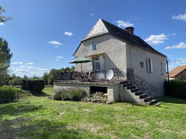Huis te koop in GÉNIS 24160 Dordogne Aquitaine France: Prachtig landhuis in Génis. Gelegen in een charmant gehucht in Génis, in het hart van de Périgord Vert, biedt dit huis een rustige woonomgeving en een prachtig uitzicht op het omliggende landschap....