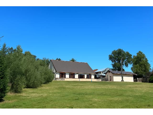 Huis te koop in SAINT-ROMAIN 16210 Charente Poitou-Charentes France: Een modern meesterwerk dat u gezien moet hebben om te geloven. Deze state-of-the-art, eigentijdse woning combineert een opvallend design met alle moderne gemakken en biedt een werkelijk unieke woonerv...