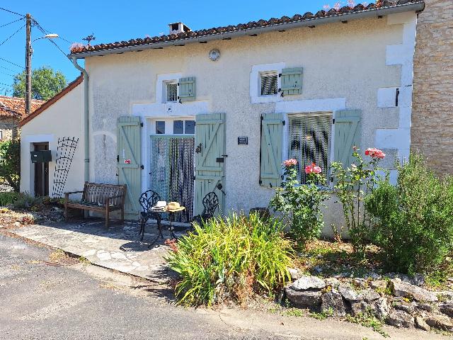 Huis te koop in MAUPRÉVOIR 86460 Vienne Poitou-Charentes France: Dorpshuis op een pied-à-terre. EXCLUSIEF BIJ BEAUX VILLAGES! Ideaal vakantiehuis in een vriendelijk dorp. Instapklaar en op korte loopafstand van de dorpswinkel en het café-restaurant. Wat wilt u no...
