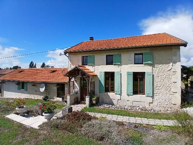 Huis te koop in MESSAC 17130 Charente-Maritime Poitou-Charentes France: Twee pittoreske stenen huisjes op het platteland. Gelegen in een klein gehucht, in het prachtige landschap van de Charente Maritime, vindt u deze twee schilderachtige stenen huisjes, momenteel in gebr...