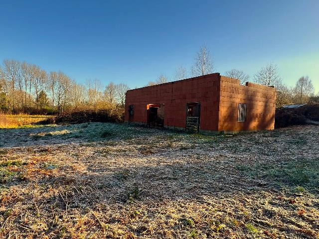 Bouwterrein te koop in BUSSEROLLES 24360 Dordogne Aquitaine France: Bouwperceel van 2477 m² aan de rand van een rustig gehucht. Aan de rand van een zeer rustig gehucht in de Périgord Vert in de Dordogne, ligt dit bouwperceel. Er is een bouwvergunning nodig, maar de ...