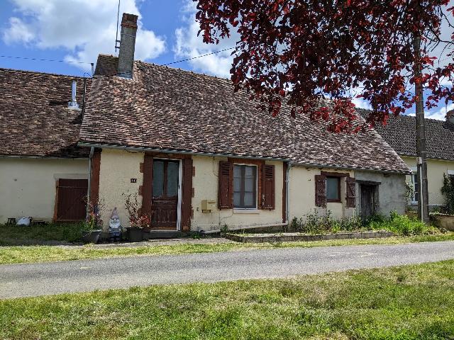 Huis te koop in COULONGES-LES-HÉROLLES 86290 Vienne Poitou-Charentes France: Charmante gîte met aangrenzende grote schuur. EXCLUSIEF BIJ BEAUX VILLAGES! Deze charmante gîte ligt in het hart van de Vienne (departement 86) in een vriendelijk gehucht, op 10 minuten van het leve...