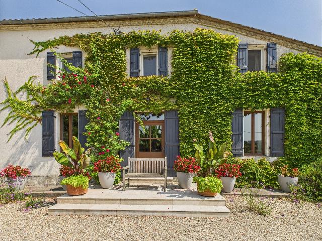 Huis te koop in DURAS 47120 Lot-et-Garonne Aquitaine France: Mooie, instapklare woning met 5 slaapkamers, schuur en zwembad. EXCLUSIEF BIJ BEAUX VILLAGES! Gelegen te midden van prachtig aangelegde tuinen biedt deze charmante woning een heerlijk familiehuis in e...