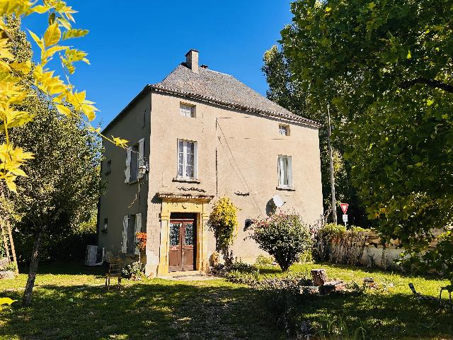 Huis te koop in GOURDON 46300 Lot Midi-Pyrénées France: Te renoveren stenen huis in een gehucht nabij Gourdon, Lot. Op slechts 10 minuten van het middeleeuwse stadje Gourdon ligt deze karakteristieke voormalige dorpsschool die klaar is voor een grondige re...