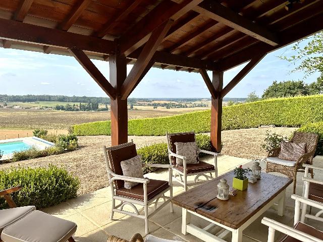 Huis te koop in VANXAINS 24600 Dordogne Aquitaine France: Onberispelijke gelijkvloerse woning met een prachtig uitzicht. EXCLUSIEF BIJ BEAUX VILLAGES! Gelegen in een klein gehucht en onderdeel van een groep van drie prachtige, particulier gebouwde huizen, bi...