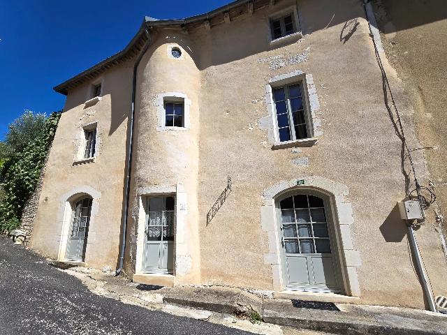 Huis te koop in VERTEUIL-SUR-CHARENTE 16510 Charente Poitou-Charentes France: Charmante en historische woning met drie slaapkamers in Verteuil-sur-Charente. Gelegen in het pittoreske dorpje Verteuil-sur-Charente, biedt deze historische woning met drie slaapkamers uit de 16e eeu...