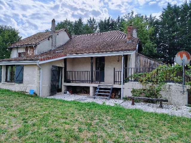 Huis te koop in BUSSIÈRE-GALANT 87230 Haute-Vienne Limousin France: Huis in een dorp. Deze woning, gelegen in het hart van Bussière Galant, op loopafstand van de lokale winkels, biedt twee slaapkamers en een aangename leefruimte met toegang tot een groot terras.<br />
<br />
B...