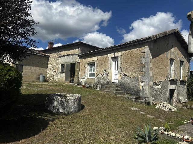 Huis te koop in BROSSAC 16480 Charente Poitou-Charentes France: Kleine bungalow plus een tweede te renoveren huis en schuren. De bungalow beschikt over twee slaapkamers, een grote, lichte veranda en een terras, ideaal om buiten te eten. Een oud huis, dat gerenovee...