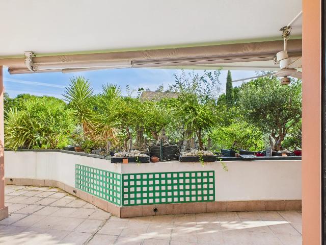 Appartement te koop in AIX-EN-PROVENCE 13080 Bouches-du-Rhône Provence Alpes Côte d'Azur France: Appartement van 88 m² met terras op het zuiden – Vlakbij het centrum van Aix-en-Provence. Op een steenworp afstand van de Allées Provençales, in een goed onderhouden gebouw uit de jaren 90 met li...