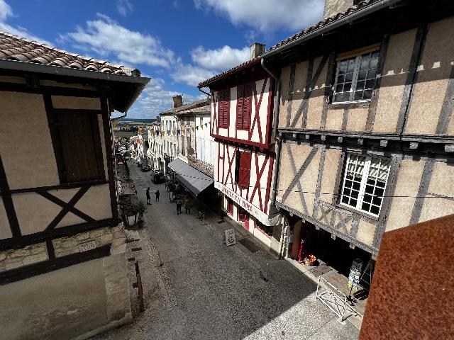 Appartement te koop in MONFLANQUIN 47150 Lot-et-Garonne Aquitaine France: Prachtig appartement in het hart van een dorp, nog af te bouwen. EXCLUSIEF BIJ BEAUX VILLAGES! Een zeldzaam pareltje!<br />
<br />
Gelegen in het hart van een van de mooiste dorpen van Frankrijk, biedt dit appa...