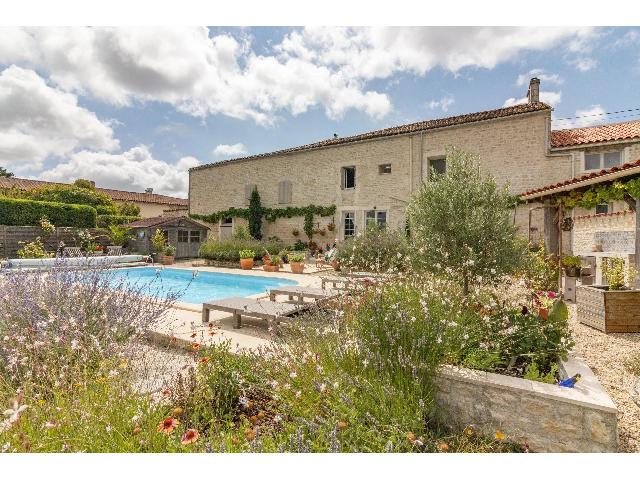 Huis te koop in ROUILLAC 16170 Charente Poitou-Charentes France: Prachtig gepresenteerd stenen huis met zwembad en schilderachtig uitzicht. EXCLUSIEF BIJ BEAUX VILLAGES! Gelegen in een charmant landelijk gehucht, biedt dit stenen huis met aangrenzende schuur een we...