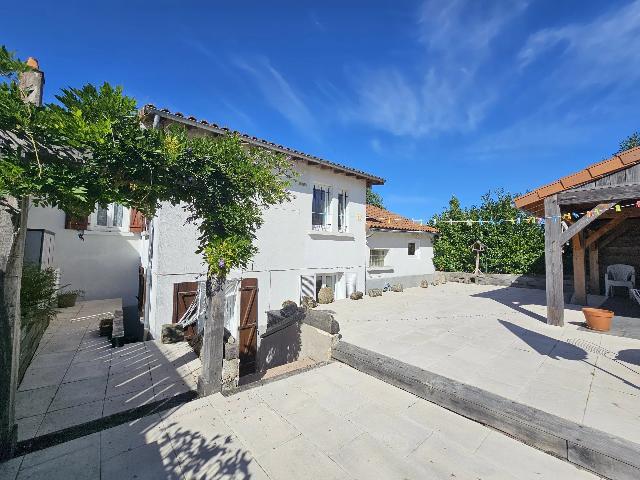 Huis te koop in LA CHAPELLE-MONTBRANDEIX 87440 Haute-Vienne Limousin France: Charmante 18e-eeuwse dorpswoning met gastensuite en tuin. Ga terug in de tijd met deze karakteristieke woning uit de 18e eeuw – ooit de bar van het dorp – nu een warm en gastvrij familiehuis. Lief...