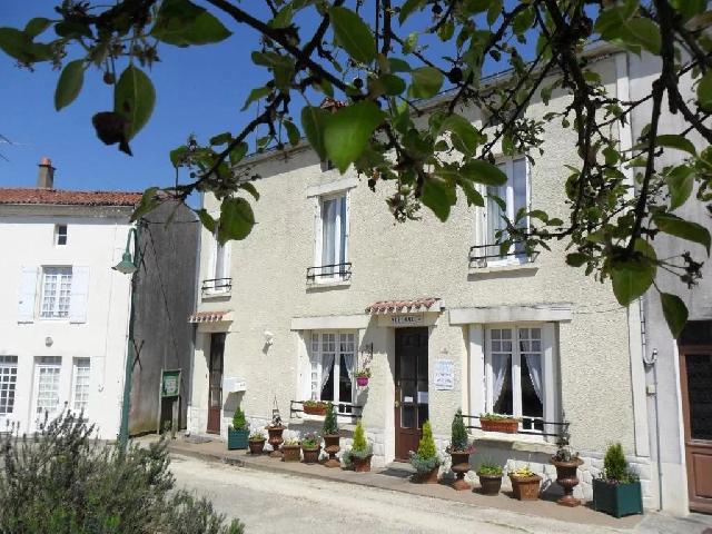 Gîtes/Chambres d'hôtes te koop in L’ABSIE 79240 Deux-Sèvres Poitou-Charentes France: Charmant dorpshuis – ideale B&B of gezinswoning met bijgebouw. ​​Gelegen in het hart van een levendig en pittoresk stadje, biedt dit ruime dorpshuis eindeloze mogelijkheden. Het wordt momenteel ...