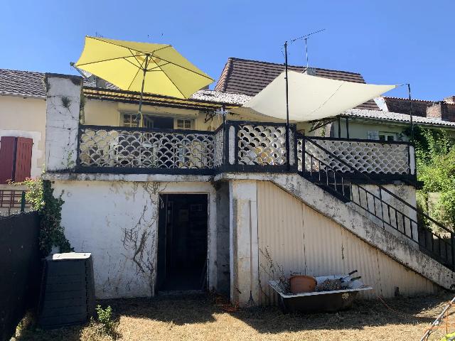 Huis te koop in MIALET 24450 Dordogne Aquitaine France: Verrassend ruim dorpsjuweel! EXCLUSIEF BIJ BEAUX VILLAGES! Gelegen midden in een levendig dorp met essentiële voorzieningen voor de deur, waaronder niet één, maar twee bars, zit deze charmante woni...