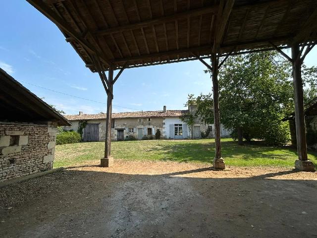 Huis te koop in SAUZÉ-VAUSSAIS 79190 Deux-Sèvres Poitou-Charentes France: Karaktervolle boerderij met 2 slaapkamers. EXCLUSIEF BIJ BEAUX VILLAGES! Deze charmante boerderij is liefdevol gerestaureerd, waarbij het Franse karakter behouden is gebleven en modern comfort is toeg...