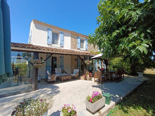 Huis te koop in MAILLÉ 85420 Vendée Pays de la Loire France: Charmant huis met zwembad en gastenverblijf vlakbij Maillezais. Ontdek dit prachtige huis in de buurt van Maillé, in het beroemde Nationaal Park Marais Poitevin, met een uitzonderlijke woonomgeving. ...