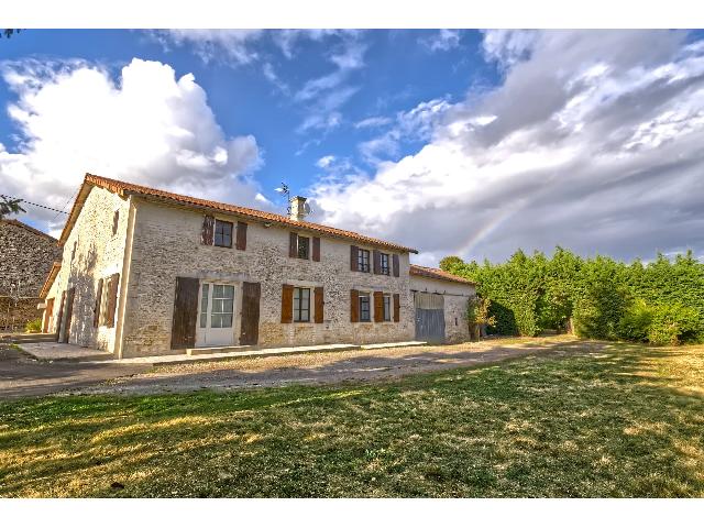 Huis te koop in VILLEFAGNAN 16240 Charente Poitou-Charentes France: Schitterende Charentaise boerderij op ruim 1 hectare grond. Prachtige en ruime traditionele Charentaise boerderij met 4 slaapkamers en 2 badkamers, diverse bijgebouwen, werkplaats, 2 garages, tuin, bo...