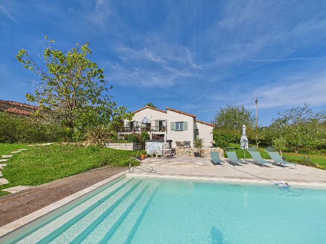 Huis te koop in MONPAZIER 24540 Dordogne Aquitaine France: Onberispelijk gepresenteerd huis, prachtig zwembad en terrassen met weids uitzicht. Gelegen op slechts een korte loopafstand van het wereldberoemde bastidedorp Monpazier, bekend om zijn charmante sele...