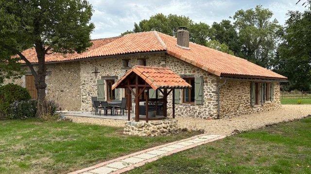 Huis te koop in MONTEMBŒUF 16310 Charente Poitou-Charentes France: Charmant stenen huis met schuur en grote privétuin. EXCLUSIEF BIJ BEAUX VILLAGES! Verscholen in het prachtige landschap van de Charente, is dit karaktervolle stenen huis de perfecte mix van tradition...