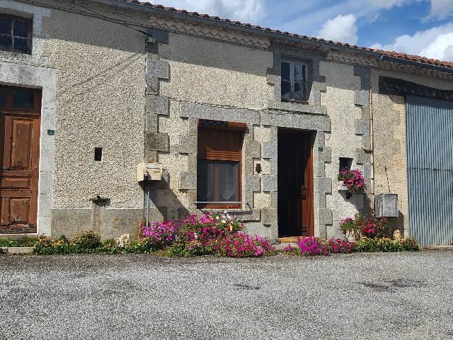 Huis te koop in BUSSIÈRE-POITEVINE 87320 Haute-Vienne Limousin France: Huis en schuren, plus een te renoveren huis en 3,8 hectare grond. Droomt u van een huis met aangrenzend terrein, in absolute rust? Uw zoektocht eindigt hier! Via een klein doodlopend straatje komt u a...