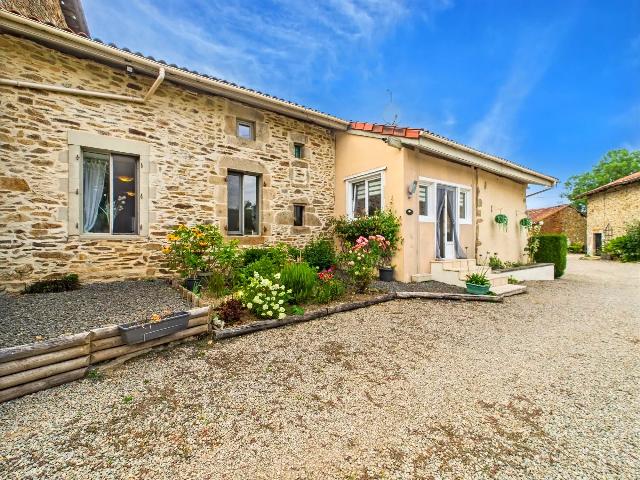 Agrarisch bedrijf te koop in CUSSAC 87150 Haute-Vienne Limousin France: Lebe das ruhige Leben – renoviertes Steinhaus mit privatem See und viel Potenzial. Suchen Sie einen ruhigen Ort in der französischen Landschaft mit viel Platz, Privatsphäre, viel Potenzial … und...