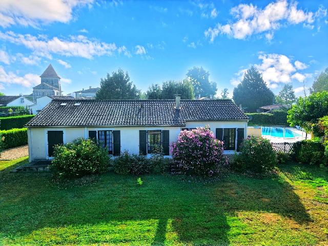 Huis te koop in MONTPON-MÉNESTÉROL 24700 Dordogne Aquitaine France: Onberispelijk gepresenteerde dorpswoning met 4 slaapkamers en zwembad. EXCLUSIEF BIJ BEAUX VILLAGES! Prachtig gepresenteerde en grotendeels gelijkvloerse woning aan de rand van een levendig en vriende...