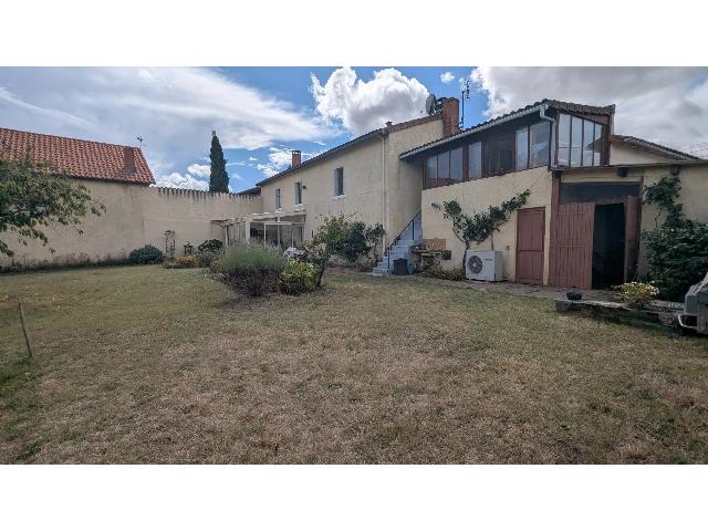 Huis te koop in SAULGÉ 86500 Vienne Poitou-Charentes France: Charmante dorpswoning met 4 slaapkamers. Deze dorpswoning in Saulgé biedt een rustige, vriendelijke omgeving, ideaal voor wie op zoek is naar rust en stilte.<br />
<br />
De woning beschikt over 4 ruime slaapk...