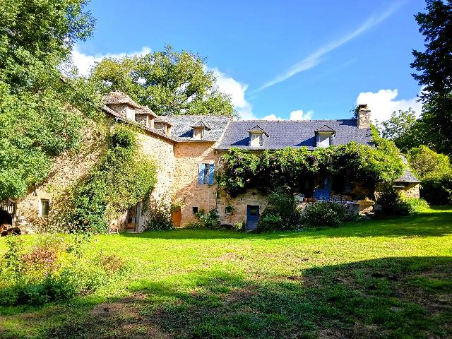 Gîtes/Chambres d'hôtes te koop in LUNAC 12270 Aveyron Midi-Pyrénées France: Afgelegen karaktervolle woning met drie zelfstandige woningen, zwembad en panoramisch uitzicht. EXCLUSIEF BIJ BEAUX VILLAGES! Genesteld in volledige rust en omgeven door glooiend landschap, wilde dier...