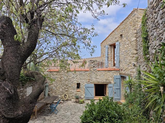 Huis te koop in PAZIOLS 11350 Aude Languedoc Roussillon France: Mooie stenen woning met 3 slaapkamers, tuin en terrassen. EXCLUSIEF BIJ BEAUX VILLAGES! Deze mooie gerenoveerde stenen woning met een mediterrane binnentuin is gelegen op een verhoogde locatie in het ...