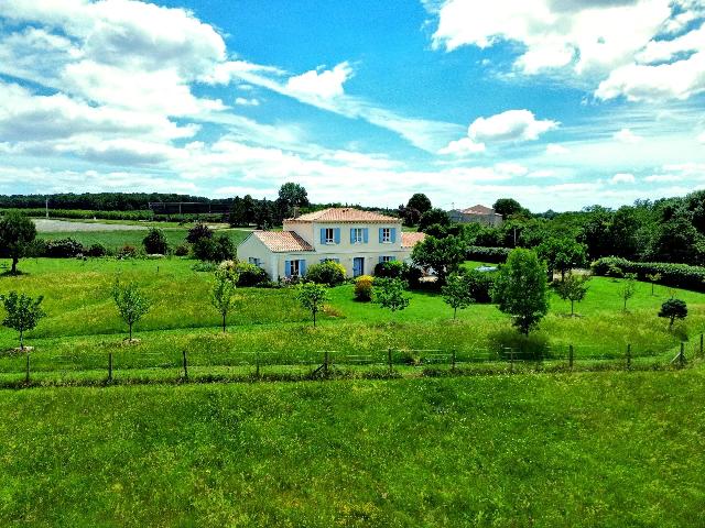 Huis te koop in DURAS 47120 Lot-et-Garonne Aquitaine France: Moderne woning met tuin en uitzicht. Charmante, landelijke oase in een serene landelijke omgeving. Deze prachtig onderhouden woning met 4 slaapkamers biedt modern comfort met vloerverwarming, een cent...