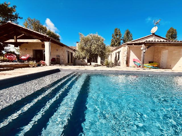 Huis te koop in SAUSSIGNAC 24240 Dordogne Aquitaine France: Schitterende moderne villa met zwembad. EXCLUSIEF BIJ BEAUX VILLAGES! Deze elegante gelijkvloerse villa, verscholen in een populair dorp, op slechts 5 km van de prestigieuze golfbaan Vigiers en op kor...