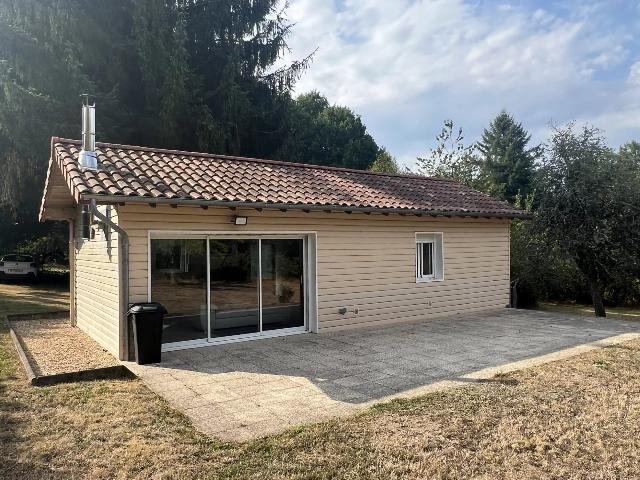 Huis te koop in MARVAL 87440 Haute-Vienne Limousin France: Off-grid vibes, perfect comfort – jouw verborgen chalet-uitje. Ooit gedroomd van een verblijf in de natuur zonder warme douches en heerlijke koffie op te geven? Dit moderne chalet is misschien wel j...