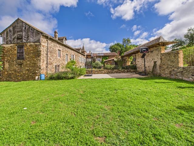 Gîtes/Chambres d'hôtes te koop in PAMPELONNE 81190 Tarn Midi-Pyrénées France: Gerenoveerde boerderij met 2 hectare aangrenzend terrein, op loopafstand van het dorp. Een ideale locatie voor deze woning met 7 slaapkamers, ruim 2 hectare aangrenzend terrein, zonder buren en op loo...