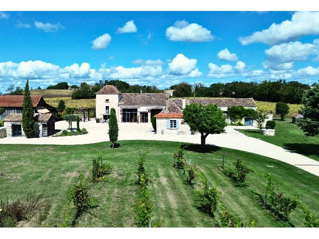 Gites-Chambres-d-hotes te koop in&nbsp;ISSIGEAC 24560 Dordogne Aquitaine Frankrijk: Prachtig gerestaureerde boerderij met flexibele accommodatie en bijgebouwen. Deze uitzonderlijke boerderij is liefdevol gerestaureerd en biedt zowel charme als luxe. Elk detail is zorgvuldig overwogen...