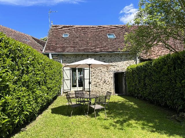 Huis te koop in&nbsp;MAISON-FEYNE 23800 Creuse Limousin Frankrijk: Instapklare woning met tuin en schuur. Deze charmante woning is direct te betrekken.<br />
<br />
Bij aankomst vindt u aan de voorzijde parkeergelegenheid. Grote deuren aan zowel de voor- als achterzijde van de...