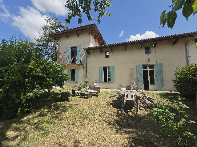 Huis te koop in MONSÉGUR 40700 Landes Aquitaine France: Charmante gezinswoning met potentie. Een charmante woning vol karakter en mogelijkheden, ideaal voor een gezin dat op zoek is naar ruimte en comfort. Bij binnenkomst ontdekt u een warm interieur met d...