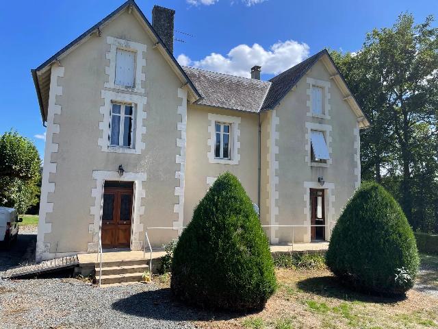 Haus&nbsp;zu verkaufen in&nbsp;LANOUAILLE 24270 Dordogne Frankreich. Großes Landhaus am Rande eines florierenden Dorfes. Dieses geräumige Haus mit 6 Schlafzimmern bietet flexible und großzügige Wohnmöglichkeiten in schöner Südlage. Das Dorfzentrum ist bequem zu ...