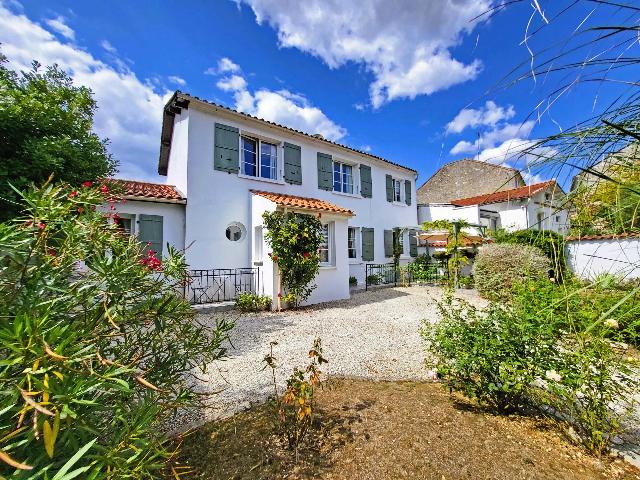 Huis te koop in&nbsp;JARNAC 16200 Charente Poitou-Charentes Frankrijk: Ruime, fraaie gezinswoning met privétuin in het centrum van Jarnac. Verscholen in het hart van het historische Jarnac, is deze zeer fraai afgewerkte woning met 4 slaapkamers en een heerlijke ommuurde...