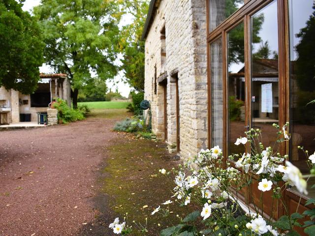 Gîtes/Chambres d'hôtes te koop in NÉRÉ 17510 Charente-Maritime Poitou-Charentes France: Karakteristiek ensemble met vele mogelijkheden. Gelegen in een rustig gehucht aan de rand van het bos van Aulnay, aan het einde van een privéweg, biedt dit prachtige 19e-eeuwse pand met tuin, jeu de ...