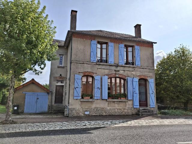 Maison &agrave; vendre &agrave;&nbsp;VAL-D’OIRE-ET-GARTEMPE 87320 Haute-Vienne Limousin France: Maison de village pleine de charme avec trois chambres, vaste cuisine familiale et joli jardin. Cette jolie maison, ancien bureau de poste du village, bénéficie d’un emplacement privilégié. Tout...