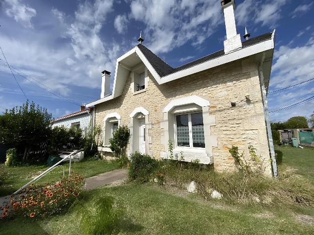 Huis te koop in ROYAN 17200 Charente-Maritime Poitou-Charentes France: Prachtig karaktervol huis op korte loopafstand van het strand. Deze charmante woning ligt op slechts 5 km van Royan, op loopafstand van het zandstrand van Saint-Georges-de-Didonne.<br />
<br />
De begane grond ...