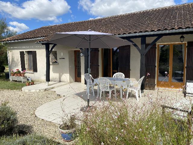 Huis te koop in&nbsp;PILLAC 16390 Charente Poitou-Charentes Frankrijk: Charmante woning met zwembad en uitzicht op het platteland. Op slechts 5 minuten rijden van het pittoreske 