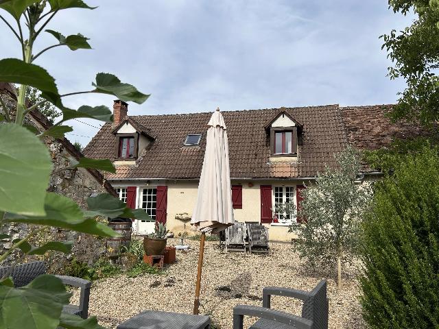 Gîtes/Chambres d'hôtes te koop in DUNET 36310 Indre Centre France: Drie prachtig gepresenteerde huizen met inkomstenpotentieel. EXCLUSIEF BIJ BEAUX VILLAGES! Wat een pareltje! Drie bewoonbare huizen op een rij, samen met een aantal bijgebouwen, gelegen in het hart va...