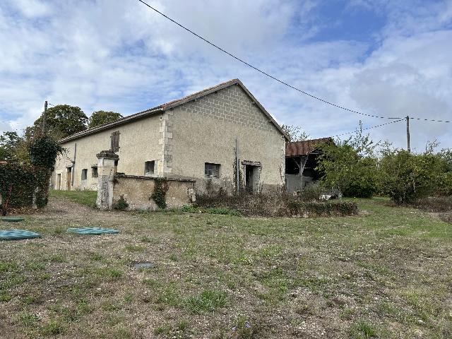 Maison &agrave; vendre &agrave;&nbsp;VERTEILLAC 24320 Dordogne Aquitaine France: Ensemble immobilier à rénover. Située dans un cadre pittoresque avec une vue imprenable sur la campagne, cette grange en pierre solide offre un potentiel exceptionnel. Les travaux les plus importan...