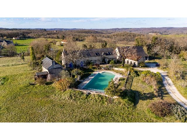 Ferienhaus/Pension zu verkaufen in SARLAT-LA-CANÉDA 24200 Dordogne Frankreich. Charmantes Steinhaus mit Geschäftsmöglichkeit – in der Nähe von Sarlat! Willkommen in einem ganz besonderen Anwesen, das ein geräumiges Familienhaus mit einer einzigartigen Gästeunterkunft verb...