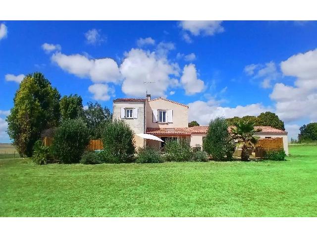 Huis te koop in SAINTES 17100 Charente-Maritime Poitou-Charentes France: Prachtig gerenoveerd stenen huis met 6 slaapkamers op slechts enkele minuten van Saintes. Deze indrukwekkend gerenoveerde stenen woning met 6 slaapkamers ligt net buiten de bloeiende en populaire grot...